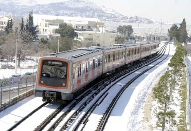 Πανικός στον ηλεκτρικό: Αυτοκίνητο έπεσε στις γραμμές του τρένου